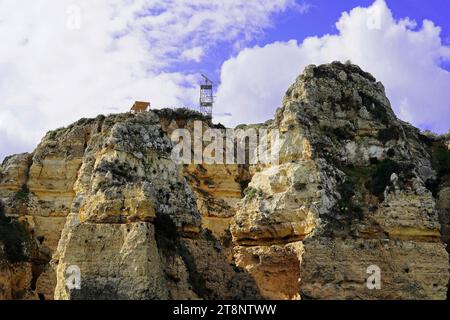 Bootstour, Höhlentour entlang der Klippen, felsige Küste am Atlantik, Lagos, Algarve, Portugal Stockfoto