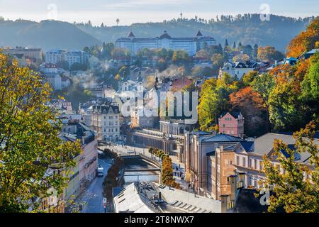 Panorama der Stadt im Teplatal mit der Mühlenkolonnade im Herbst, Karlsbad, Westböhmisches Kurdreieck, Karlsbad Region, Böhmen Stockfoto