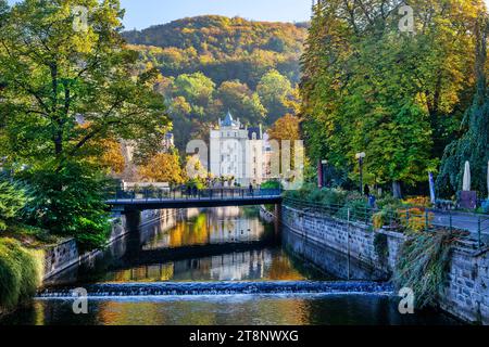 Historisches Hotel Pavlov am Ufer der Tepla im Herbst, Karlsbad, Westböhmisches Kurdreieck, Karlsbad Region, Böhmen, Tschechische Republik Stockfoto