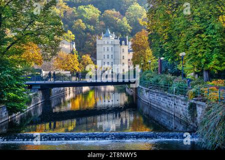 Historisches Hotel Pavlov am Ufer der Tepla im Herbst, Karlsbad, Westböhmisches Kurdreieck, Karlsbad Region, Böhmen, Tschechische Republik Stockfoto