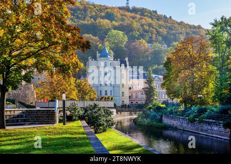 Historisches Hotel Pavlov am Ufer der Tepla im Herbst, Karlsbad, Westböhmisches Kurdreieck, Karlsbad Region, Böhmen, Tschechische Republik Stockfoto