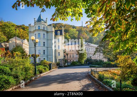 Historisches Hotel Pavlov am Ufer der Tepla im Herbst, Karlsbad, Westböhmisches Kurdreieck, Karlsbad Region, Böhmen, Tschechische Republik Stockfoto