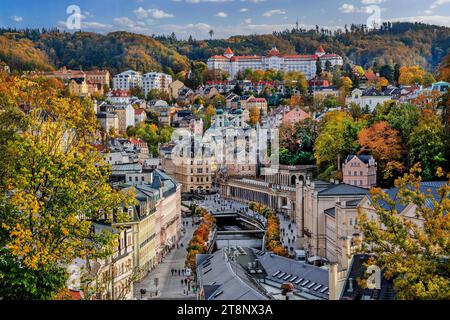 Panorama der Stadt im Teplatal mit der Mühlenkolonnade im Herbst, Karlsbad, Westböhmisches Kurdreieck, Karlsbad Region, Böhmen Stockfoto