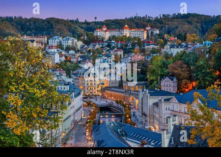 Panorama der Stadt im Tepla-Tal mit der Mühlenkolonnade in der Abenddämmerung, Karlsbad, Westböhmisches Kurdreieck, Karlsbad Region, Böhmen Stockfoto