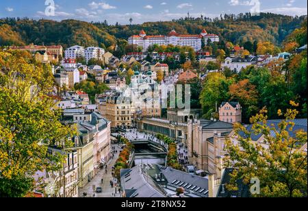 Panorama der Stadt im Teplatal mit der Mühlenkolonnade im Herbst, Karlsbad, Westböhmisches Kurdreieck, Karlsbad Region, Böhmen Stockfoto