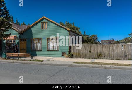 Typische Häuser in der Hafenstadt Puerto Natales, Patagonien, Chile Stockfoto