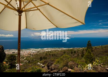 Panorama von Mirador de Chirche über Guia de Isora und Playa de San Juan bis zur Westküste, mit der Insel Gomera im Hintergrund, Teneriffa Stockfoto