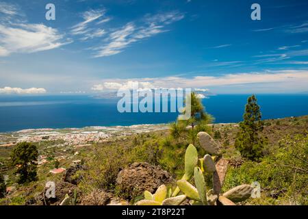 Panorama von Mirador de Chirche über Guia de Isora und Playa de San Juan bis zur Westküste, mit der Insel Gomera im Hintergrund, Teneriffa Stockfoto