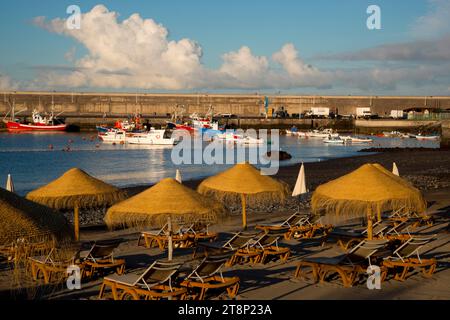 Strand, Sonnenschirme und Sonnenliegen, Playa San Juan, Playa de San Juan, Provinz Santa Cruz de Teneriffa, Westküste, Teneriffa, Kanarische Inseln, Spanien Stockfoto