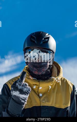 Snowboarder, 15 Jahre alt, zeigt Finger, Tegelberg, bei Füssen, Allgäuer Alpen, Allgäuer, Bayern, Deutschland Stockfoto