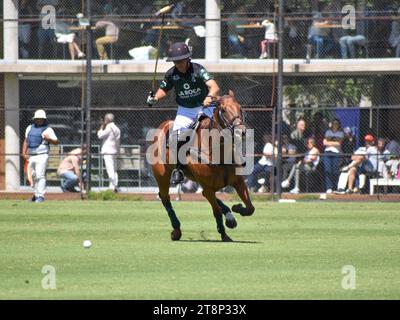 Francisco Elizalde vom Team La Hache La Roca bei der 130. Argentinischen Open Polo Championship (Campeonato Argentino Abierto de Polo) in Palermo, Buenos Aires Stockfoto