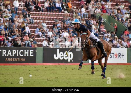 Adolfo Cambiaso (n) vom Team La Dolfina Saudi, das gegen CRIA la Dolfina bei der 130. Argentinischen Open Polo Championship (Campeonato Argentino) spielt Stockfoto