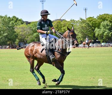 Francisco Elizalde vom Team La Hache La Roca bei der 130. Argentinischen Open Polo Championship (Campeonato Argentino Abierto de Polo) in Palermo, Buenos Aires Stockfoto