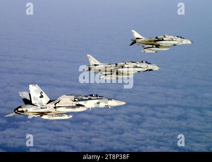 VFA-86 FA-18C Hornet fliegt in Formation mit zwei italienischen Navy AV-8B Harrier IIS während Majestic Eagle 040712-N-3799S-008. Stockfoto