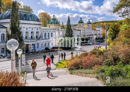 Casino Bellevue und Hotel Nove Lazne am herbstlichen Kurpark, Marianske Lazne, Westböhmisches Kurdreieck, Karlsbad Region, Böhmen, Tschechien Stockfoto