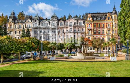 Reihe von Häusern mit Jugendstilfassaden am herbstlichen Kurpark Marianske Lazne, Westböhmisches Kurdreieck, Karlsbad Region, Böhmen, Tschechien Stockfoto