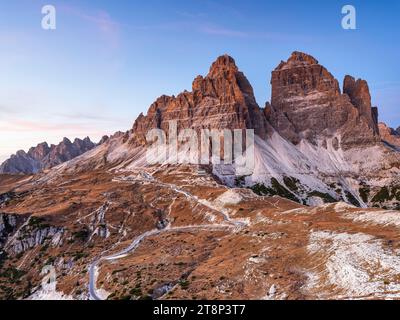 Drei Gipfel bei Sonnenuntergang, Herbst, blauer Himmel, Dolomiten, Auronzo di Cadore, Belluno, Südtirol, Italien Stockfoto