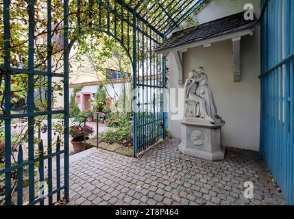 Skulptur Faust und Gretchen von Antonio Tantardinis im Garten zwischen dem Goethe-Haus und dem Deutschen Romantischen Museum, Frankfurt am Main, Hessen Stockfoto