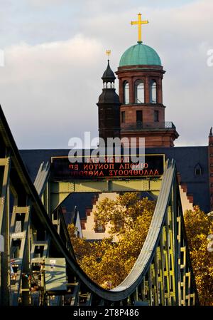 Zitat aus Homers Odyssee von Hagen Bonifer auf der Eisernen Fußbrücke vor dem Turm der Paulskirche, Frankfurt am Main, Hessen Stockfoto