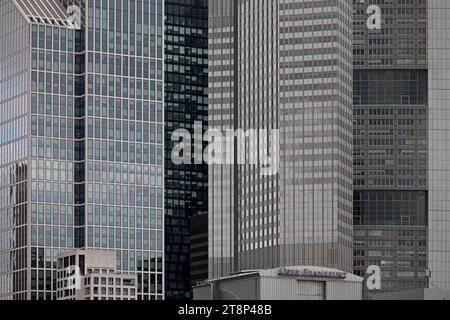 Hochhäuser, graue Betonschlösser mit Oper, Bankenviertel, Frankfurt am Main, Hessen, Deutschland Stockfoto