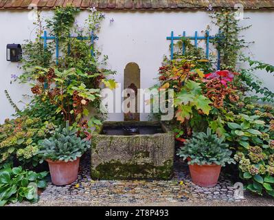 Garten mit originalem Brunnen, Verbindung zwischen dem Deutschen Romantischen Museum und dem Goethe-Haus, Frankfurt am Main, Hessen, Deutschland Stockfoto