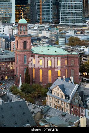 Blick auf das historische Stadtzentrum mit der Paulskirche vor dem Bankenviertel Frankfurt am Main, Hessen, Deutschland Stockfoto