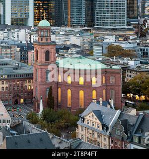 Blick auf das historische Stadtzentrum mit der Paulskirche vor dem Bankenviertel Frankfurt am Main, Hessen, Deutschland Stockfoto