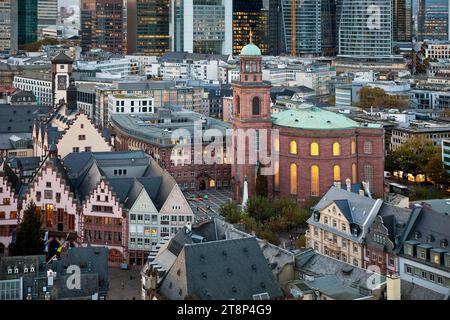 Blick auf das historische Stadtzentrum mit der Paulskirche vor dem Bankenviertel Frankfurt am Main, Hessen, Deutschland Stockfoto