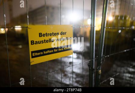 Hannover, Deutschland. November 2023. An einer Baustelle für Wohngebäude in der Wasserstadt Limmer hängt ein Schild mit der Aufschrift „kein Betreten“. Die Herbstwirtschaftsstudie 2023 der niedersächsischen Bauwirtschaft wird am Dienstag auf einer Pressekonferenz vorgestellt. Quelle: Julian Stratenschulte/dpa/Alamy Live News Stockfoto