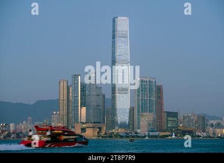 Der berühmte Hong Kong Macau Ferry TURBOJET nimmt die Segeldienste wieder auf, nachdem die Beschränkungen der COVID-Pandemie zwischen Macau und Hongkong, China, gesenkt wurden. Stockfoto