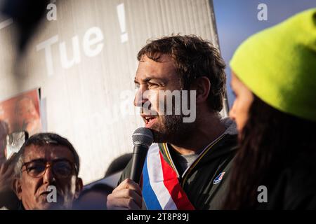 Paris, Frankreich. November 2023. Thomas Portes, Abgeordneter der Fraktion La France Insoumise, spricht während der Demonstration. Rund 500 Menschen demonstrierten am Place Nelson Mandela in Nanterre am Stadtrand von Paris gegen die Freilassung des Polizisten, der den jungen Nahel erschossen hat, Ende Juni dieses Jahres. Quelle: SOPA Images Limited/Alamy Live News Stockfoto