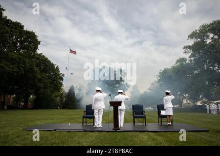 Vice ADM. John B. Nowell Jr. Pensionsfeier 220603-N-TH560-0236. Stockfoto