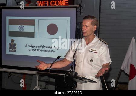 Joseph Aucoin, Kommandeur der 7. US-Flotte, spricht während eines Empfangs an Bord der Shivalik-Klasse der Indischen Marine IN Satpura (F48) während der Malabar 2016 mit den Führern der Marine. Stockfoto