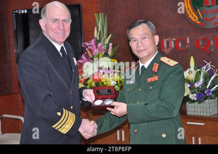 Vize-ADM Matthew Nathan, Navy Surgeon General, und Generalmajor Vu Quoc Binh, Generaldirektor der Military Medical Department der Vietnamesischen Volksarmee, tauschen Geschenke in Hanoi aus, 1. März 2014. Stockfoto