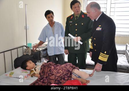 Matthew Nathan, Navy Surgeon General, besucht einen Patienten am Vietnam National Institute of Burns in Hanoi, 1. März 2014. Stockfoto