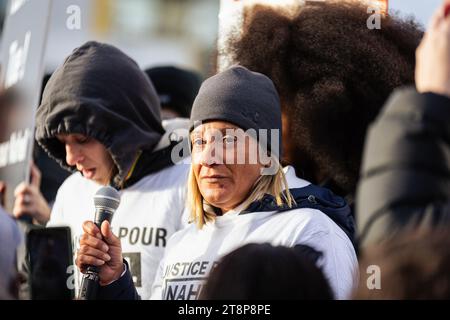 Paris, Frankreich. November 2023. Nahels Mutter, Mounia, spricht während der Demonstration. Rund 500 Menschen demonstrierten am Place Nelson Mandela in Nanterre am Stadtrand von Paris gegen die Freilassung des Polizisten, der den jungen Nahel erschossen hat, Ende Juni dieses Jahres. (Foto: Telmo Pinto/SOPA Images/SIPA USA) Credit: SIPA USA/Alamy Live News Stockfoto