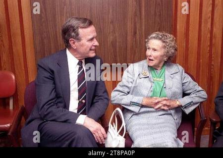 Vizepräsident George Bush trifft sich mit seiner Mutter Dorothy Walker Bush während seiner Wahlkampagne in Miami, Florida. Stockfoto