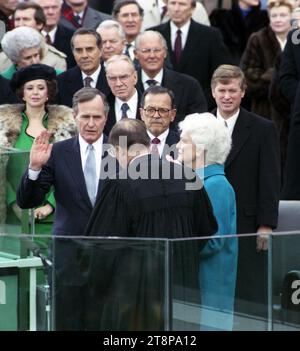 Vizepräsident George Herbert Walker Bush leistet den Eid des Amtes und wird 41. Präsident der Vereinigten Staaten. Stockfoto