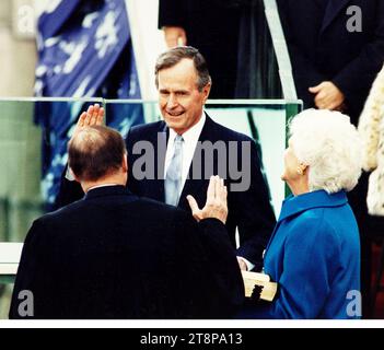 Vizepräsident George H. W. Bush leistet den Eid des Amtes und wird 41. Präsident der Vereinigten Staaten. Stockfoto