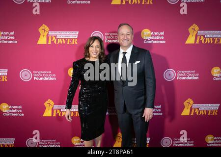 Vizepräsidentin Kamala Harris und zweiter Gentleman Douglas Emhoff posieren auf dem roten Teppich bei der Black Caucus Phoenix Gala des Kongresses am 1. Oktober 2022. Stockfoto