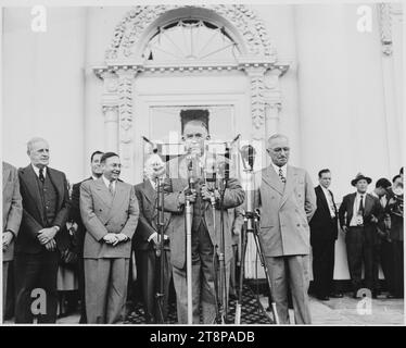 Der gewählte Vizepräsident spricht in Mikrofonen auf der Veranda des Weißen Hauses. Präsident Harry S. Truman... - Stockfoto