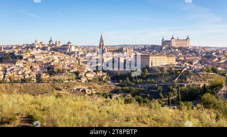 Toledo (Spanien), Landschaft der mittelalterlichen Stadt mit Alcazar von Toledo, Kathedrale von Toledo, Kirchen und Wohnbauten auf einem Hügel, von Mirado aus gesehen Stockfoto
