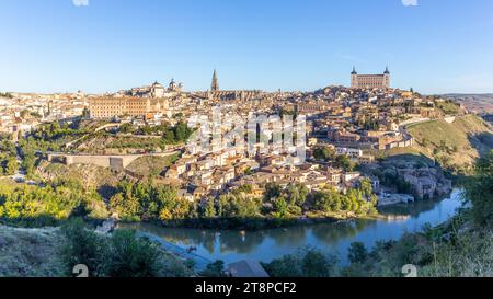 Toledo (Spanien), Landschaft der mittelalterlichen Stadt mit Alcazar von Toledo, Kathedrale von Toledo, Kirchen und Wohngebäude auf einem Hügel mit dem Fluss Tejo Stockfoto