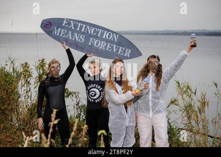 NUR REDAKTIONELLE VERWENDUNG (von links nach rechts) Carla Magee, Ali Bryans, Ruby Free und Aine McAuley von Surfers Against Abwasser (SAS) protestieren gegen die Verschmutzung des Lough Neagh in Nordirland, der durch tödliche Blaualgen verschmutzt wurde. Ausgabedatum: Dienstag, 21. November 2023. Stockfoto