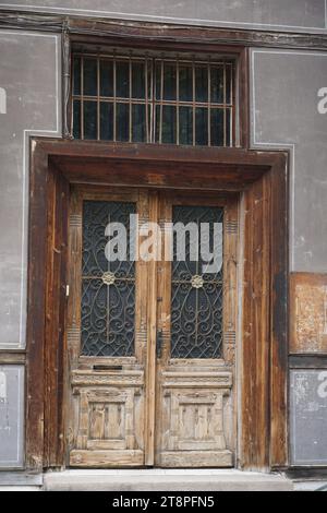 Plovdiv, am Ufer des Flusses Maritsa in der historischen Region Thrakien gelegen, ist Bulgariens zweitgrößte Stadt. Sein Wachstum im Laufe der Zeit ist eng mit den sieben Syenithügeln verbunden, die es besetzt, von denen einige beeindruckende Höhen von 250 Metern (820 Fuß) erreichen. Diese einzigartige Topographie hat Plovdiv den Spitznamen „die Stadt der sieben Hügel“ verliehen. Plovdiv, das als kulturelles Epizentrum in Bulgarien bekannt ist, erhielt 2019 den Titel „Kulturhauptstadt Europas“ Stockfoto