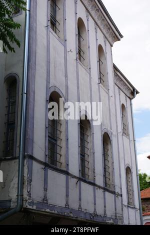 Plovdiv, am Ufer des Flusses Maritsa in der historischen Region Thrakien gelegen, ist Bulgariens zweitgrößte Stadt. Sein Wachstum im Laufe der Zeit ist eng mit den sieben Syenithügeln verbunden, die es besetzt, von denen einige beeindruckende Höhen von 250 Metern (820 Fuß) erreichen. Diese einzigartige Topographie hat Plovdiv den Spitznamen „die Stadt der sieben Hügel“ verliehen. Plovdiv, das als kulturelles Epizentrum in Bulgarien bekannt ist, erhielt 2019 den Titel „Kulturhauptstadt Europas“ Stockfoto