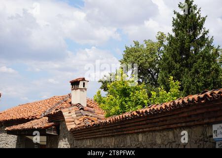 Plovdiv, am Ufer des Flusses Maritsa in der historischen Region Thrakien gelegen, ist Bulgariens zweitgrößte Stadt. Sein Wachstum im Laufe der Zeit ist eng mit den sieben Syenithügeln verbunden, die es besetzt, von denen einige beeindruckende Höhen von 250 Metern (820 Fuß) erreichen. Diese einzigartige Topographie hat Plovdiv den Spitznamen „die Stadt der sieben Hügel“ verliehen. Plovdiv, das als kulturelles Epizentrum in Bulgarien bekannt ist, erhielt 2019 den Titel „Kulturhauptstadt Europas“ Stockfoto