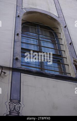 Plovdiv, am Ufer des Flusses Maritsa in der historischen Region Thrakien gelegen, ist Bulgariens zweitgrößte Stadt. Sein Wachstum im Laufe der Zeit ist eng mit den sieben Syenithügeln verbunden, die es besetzt, von denen einige beeindruckende Höhen von 250 Metern (820 Fuß) erreichen. Diese einzigartige Topographie hat Plovdiv den Spitznamen „die Stadt der sieben Hügel“ verliehen. Plovdiv, das als kulturelles Epizentrum in Bulgarien bekannt ist, erhielt 2019 den Titel „Kulturhauptstadt Europas“ Stockfoto