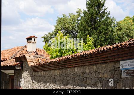 Plovdiv, am Ufer des Flusses Maritsa in der historischen Region Thrakien gelegen, ist Bulgariens zweitgrößte Stadt. Sein Wachstum im Laufe der Zeit ist eng mit den sieben Syenithügeln verbunden, die es besetzt, von denen einige beeindruckende Höhen von 250 Metern (820 Fuß) erreichen. Diese einzigartige Topographie hat Plovdiv den Spitznamen „die Stadt der sieben Hügel“ verliehen. Plovdiv, das als kulturelles Epizentrum in Bulgarien bekannt ist, erhielt 2019 den Titel „Kulturhauptstadt Europas“ Stockfoto