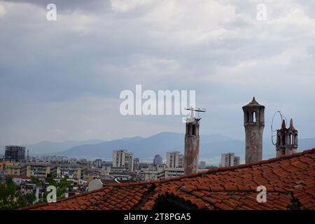 Plovdiv, am Ufer des Flusses Maritsa in der historischen Region Thrakien gelegen, ist Bulgariens zweitgrößte Stadt. Sein Wachstum im Laufe der Zeit ist eng mit den sieben Syenithügeln verbunden, die es besetzt, von denen einige beeindruckende Höhen von 250 Metern (820 Fuß) erreichen. Diese einzigartige Topographie hat Plovdiv den Spitznamen „die Stadt der sieben Hügel“ verliehen. Plovdiv, das als kulturelles Epizentrum in Bulgarien bekannt ist, erhielt 2019 den Titel „Kulturhauptstadt Europas“ Stockfoto